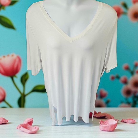 Torrid White Asymmetrical Short Sleeve T-Shirt - Picture 1 of 16